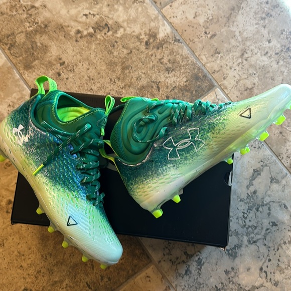 Under armor, big boys/girls football cleats 🏈🏈🏈 - Picture 3 of 4